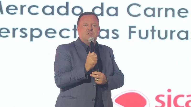 Palestras sobre ciclo da carne do campo ao varejo e sustentabilidade marcam abertura da 1ª Fenagen